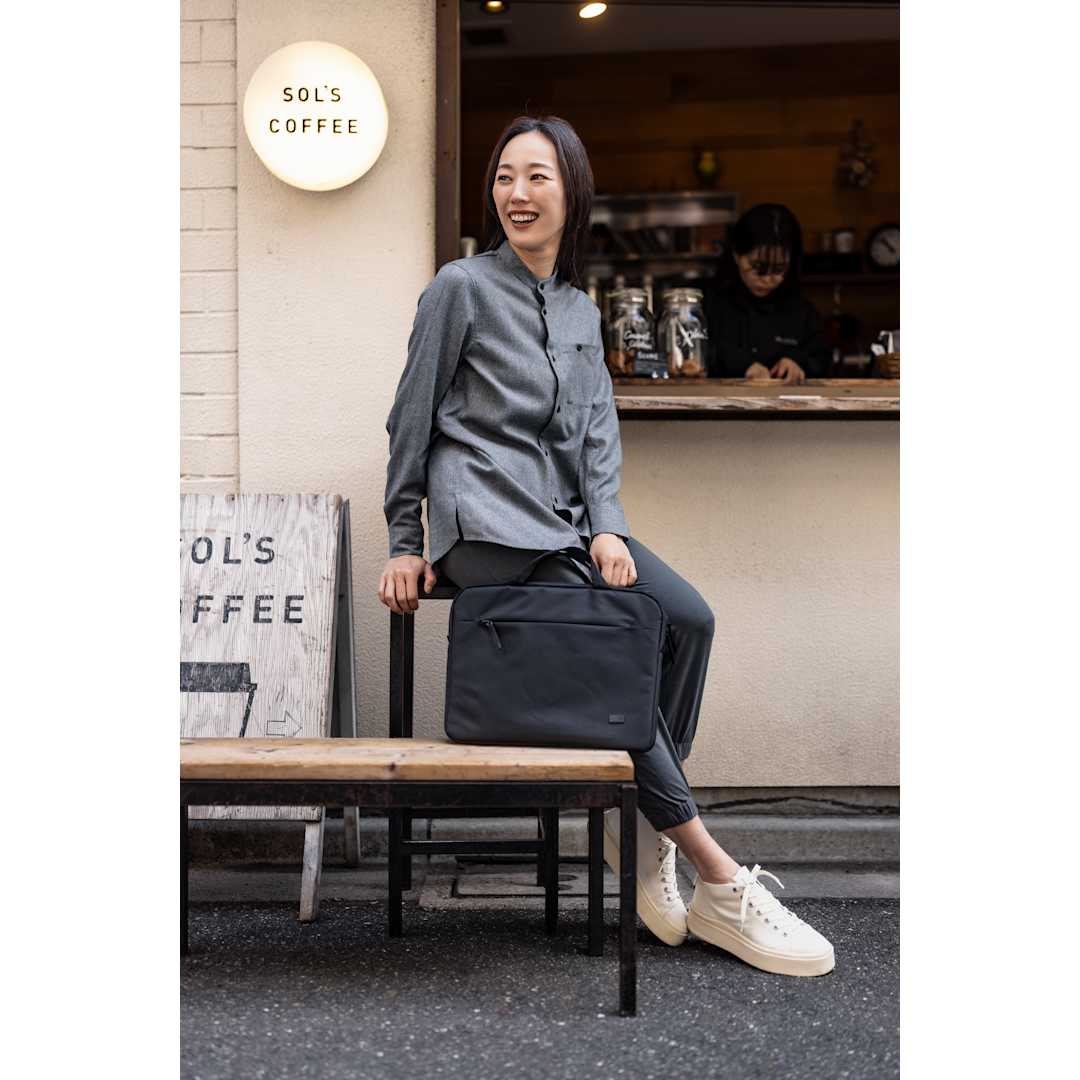 Case Logic Case Logic Invigo Recycled 16” Messenger Bag - 8151-61 Black