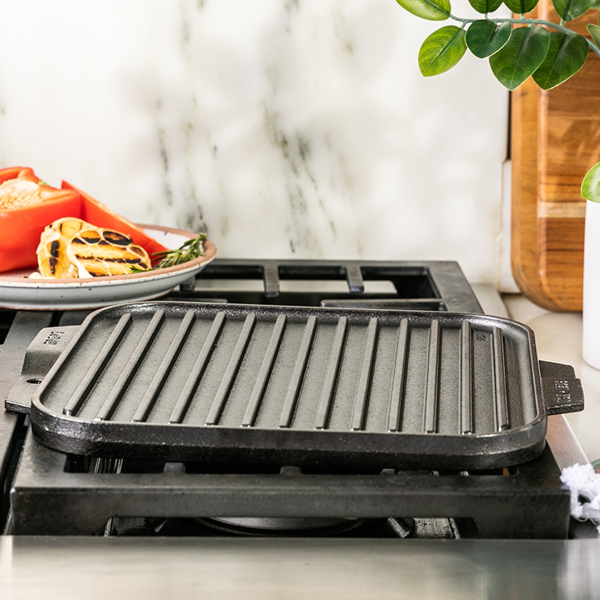 Lodge Lodge® 10.5" Cast Iron Reversible Grill / Griddle - LCI25 Black